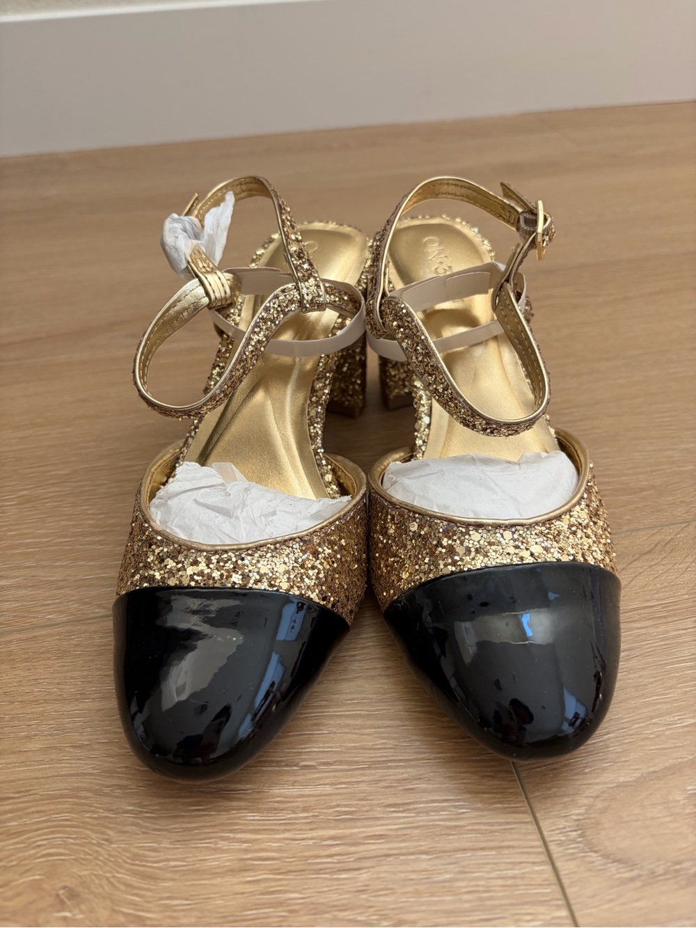 NIB On 34th Gold Glitter Block Heel Mary Jane with Black Patent Toe Dotti Sz 6.5 - Picture 4 of 7